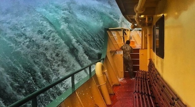 L'onda è altissima e travolge il traghetto, la foto del marinaio è perfetta -Guarda