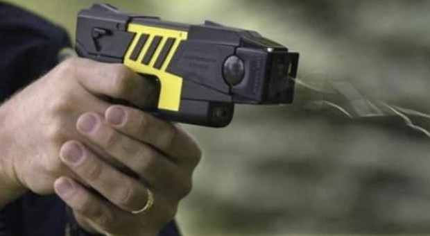 Sicurezza, pistola taser alle forze dell'ordine: via in 12 città