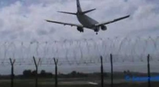 Capodichino, aereo atterra senza carrello: aeroporto chiuso
