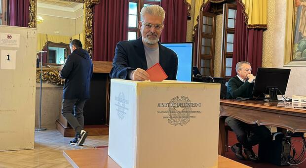 Il presidente della Provincia Toni Matarrelli al voto