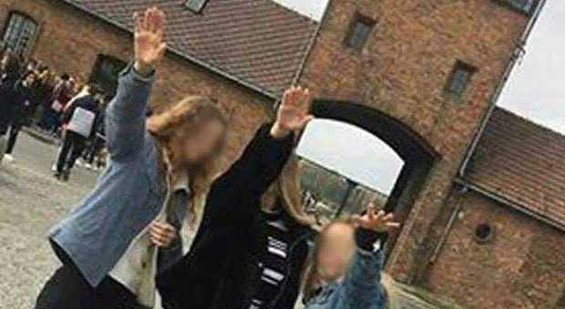 Saluto romano ad Auschwitz, foto choc di tre ragazze in gita scolastica