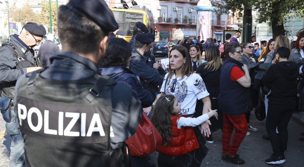 Scuola chiusa e mamme in rivolta a Napoli: «La Dante Alighieri riaprirà domani»