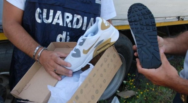 Roma, scarpe Nike e Adidas contraffatte: sequestrati 75mila pezzi, valgono 2 milioni di euro