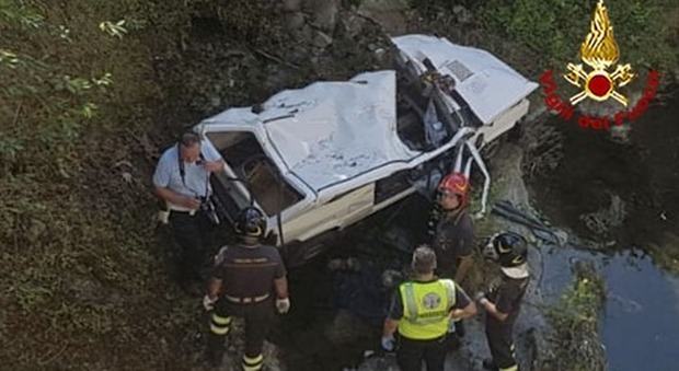 Auto esce di strada e precipita nel torrente Bure a Pistoia, due morti