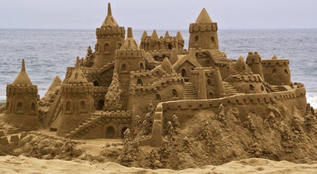 Cavallino, ordinanza vieta i castelli di sabbia, i bagnanti: «Ce ne andiamo»