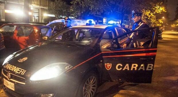 Uono di 40 anni trovato morto dentro la sua abitazione: i carabinieri sul lungo della tragedia