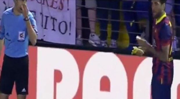 Spagna, fermato il tifoso lancia banane: radiato dallo stadio, ora l'accusa di razzismo