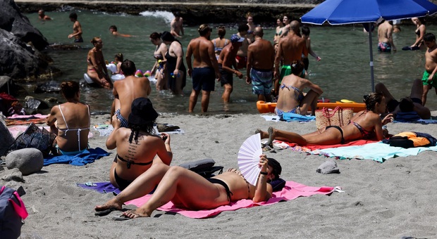Spiagge, solo una su tre è libera in Campania: «Troppe concessioni e coste non balneabili»