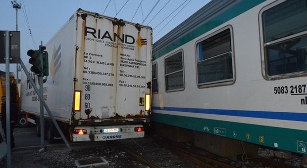 Ancona, Tir contro un treno in porto Paura per i trenta passeggeri
