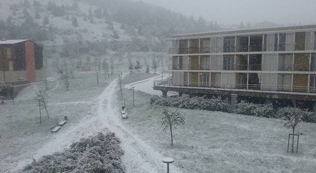 L'Aquila si sveglia sotto la neve: l'ultima volta ad aprile 25 anni fa