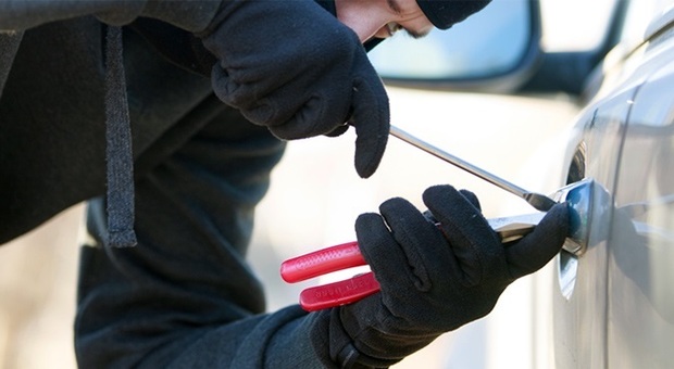 Raffica di furti d'auto, è allarme: «Le rubano per usarle nei furti con spaccata»