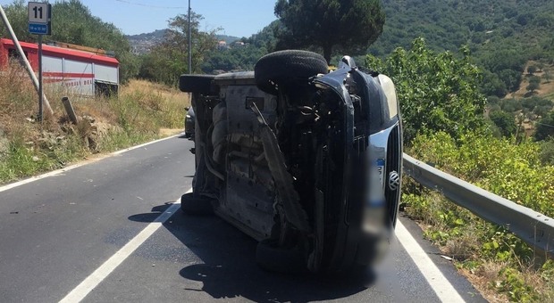 immagine Agropoli, incidente sulla Via del Mare: auto si ribalta, illeso conducente