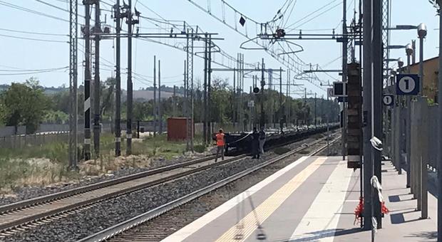 Travolto e ucciso da un treno merci: traffico ferroviario paralizzato sulla linea