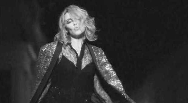 Kylie Minogue torna a sedurre con il suo nuovo singolo "Into the Blue" Video
