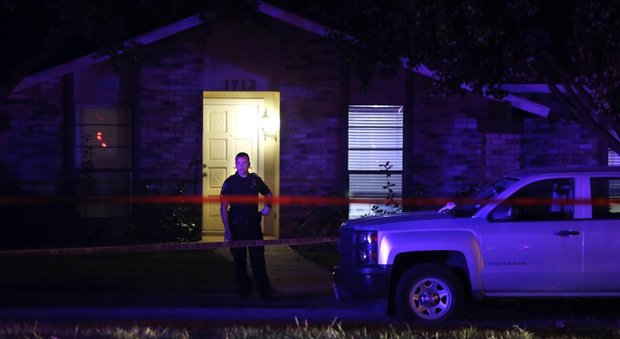 Texas, sparatoria in casa mentre guardano la partita di football: 8 morti