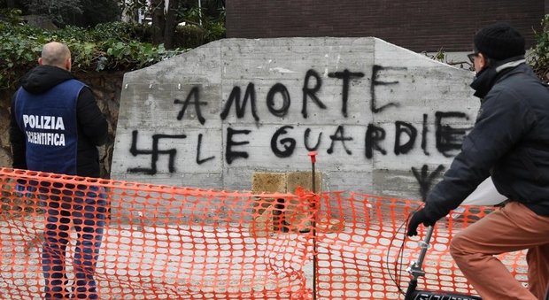 Roma, «a morte le guardie» e svastiche: imbrattata targa in memoria di Aldo Moro