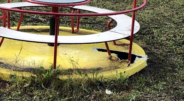 Spinetoli, giochi imbrattati e fatti a pezzi: vandali scatenati nel parco dei bambini