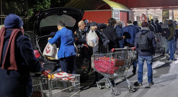 Coronavirus, file ai supermercati a Roma, Firenze e Palermo. Conte: «No assembramenti, i generi alimentari ci sono»