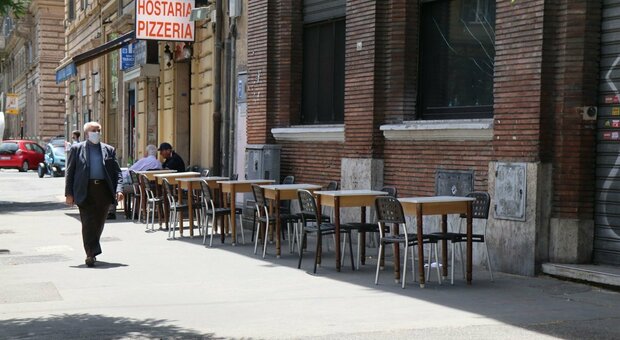 Il flop dei tavolini all'aperto: «Incassi fermi senza turisti»