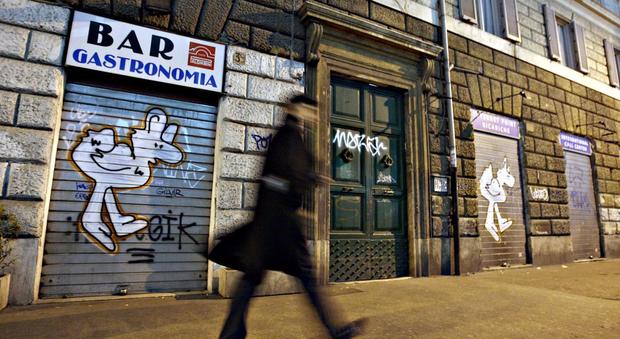 Roma, a Termini scoppia una rissa tra ubriachi in un fast food: arrestati tre romeni