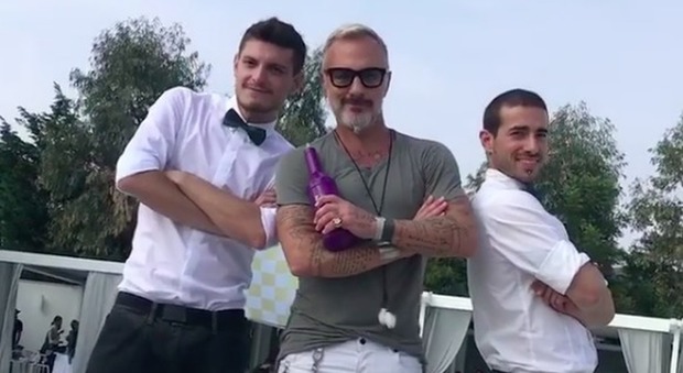 Gianluca Vacchi barman a Napoli: show a bordo piscina