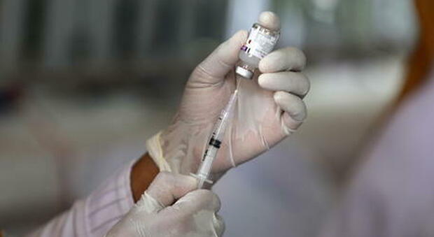 Covid, paresi facciale per un'infermiera dopo il vaccino: secondo caso in Abruzzo. L'Asl chiarisce: «Sta bene»