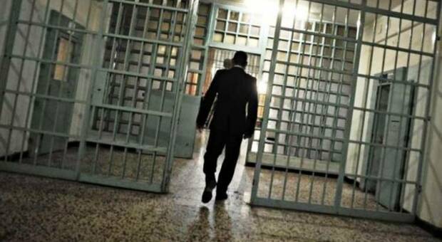 Suicidio nel carcere di Poggioreale, l'appello dei garanti dei detenuti
