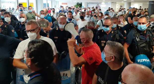 Whirlpool Napoli, è guerra sui licenziamenti: i lavoratori occupano l'aeroporto di Capodichino