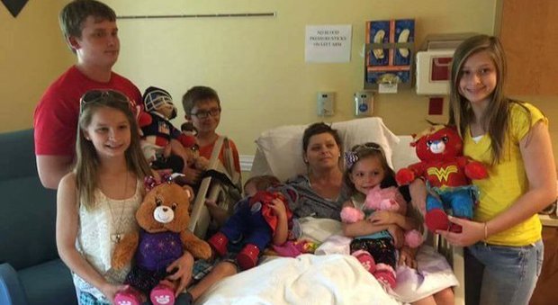 Mamma di 6 figli muore di cancro, l'amica li adotta tutti