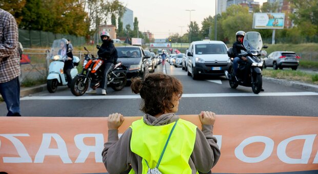 Autostrada Torino-Milano bloccata da blitz attivisti Ultima Generazione: automobilisti infuriati