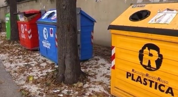 Fano, presi e multati più di 400 furbetti dei rifiuti: in tanti pizzicati dalle spycam