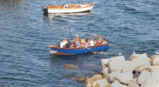Napoli, il mare è di nuovo pulito: tuffi liberi da via Partenope a Marechiaro