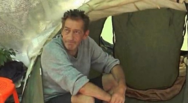 I fratelli Perazza costretti a vivere in una tenda