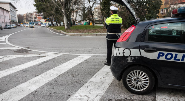 Seimila euro di benzina del Comune nella propria auto, vigile nei guai