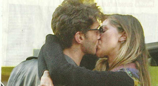 Belen e Stefano De Martino si baciano in aeroporto. E Signorini condivide il video