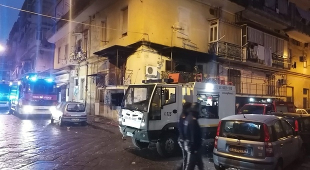Napoli: incendio in casa al Mercato, 62enne si salva lanciandosi dal balcone