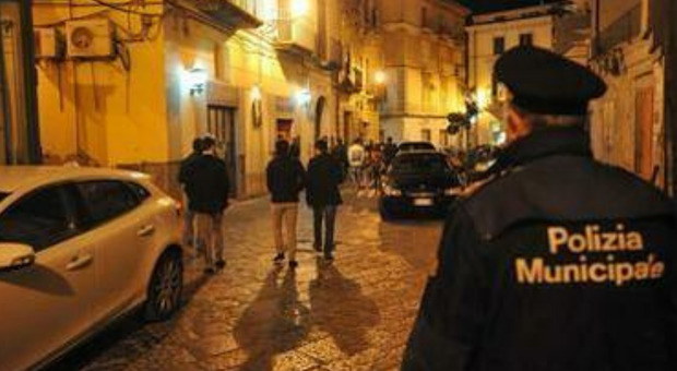 Ordinanza anti-movida a Napoli: scattano le prime multe per i locali