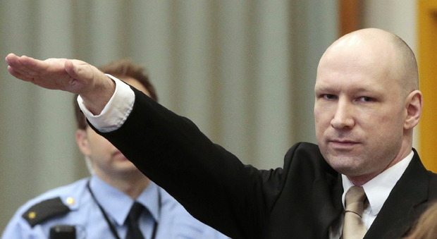 Breivik, il killer della strage di Utoya torna in aula e fa il saluto nazista