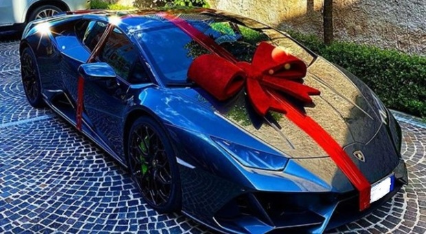 Lamborghini con fiocco rosso sotto casa: regalo di compleanno top per Insigne
