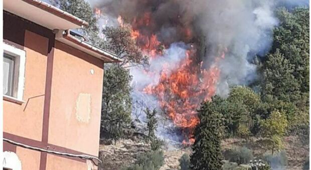 Ascoli, vasto incendio a Castel Trosino, chiesto anche l'intervento del Canadair