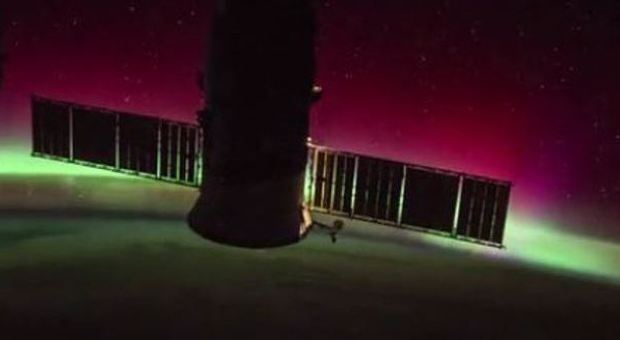 Samantha Cristoforetti filma la spettacolare aurora boreale dietro la Soyuz