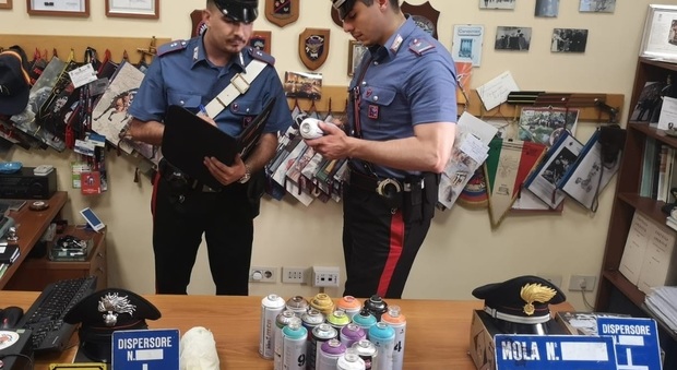I carabinieri con le bombolette sequestrate ai graffitari