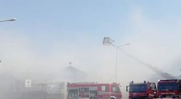 Maxi incendio nel Napoletano, chiesa divorata dalle fiamme e distrutta