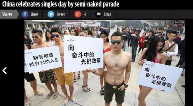 Parata di donne e uomini seminudi in strada: in Cina il "Giorno dei single" è hot