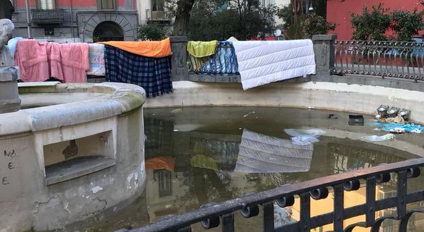 Napoli, la fontana delle paparelle in via Foria diventa bagno dei clochard