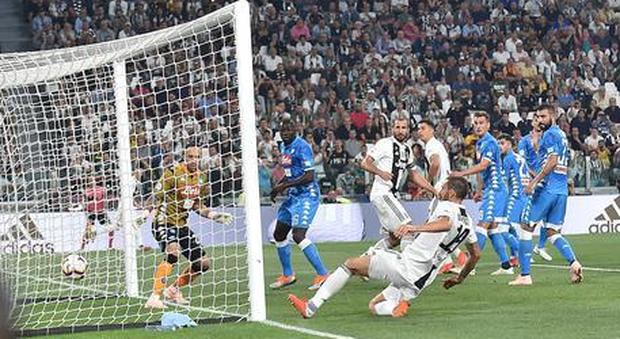 Juventus, la guerra degli ultrà: striscioni contro il club e Agnelli