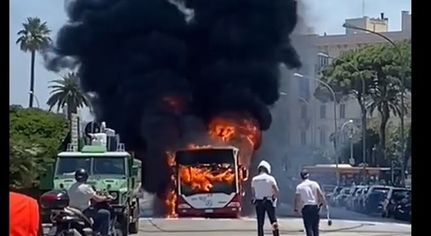 Bari, bus in fiamme in pieno centro: attimi di paura tra i passeggeri