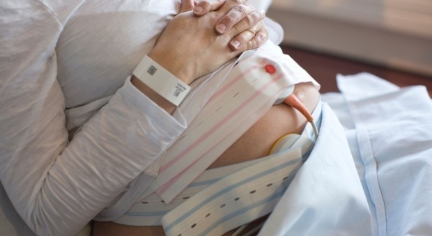 Distacco della placenta, il bimbo nasce morto: avviata un'indagine