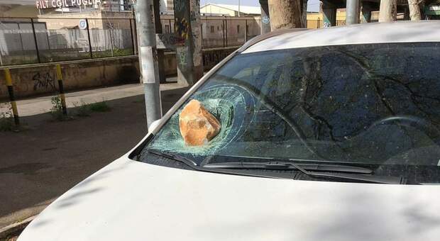 Vandali al quartiere Libertà: parabrezza di un'auto distrutto con un masso