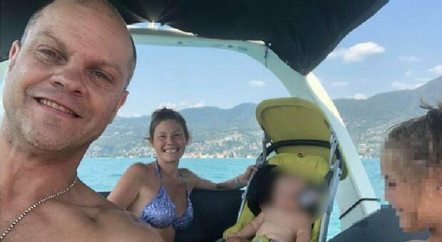 Selfie con moglie e bimbi, poi il tragico tuffo: ritrovato il corpo di papà Alessandro